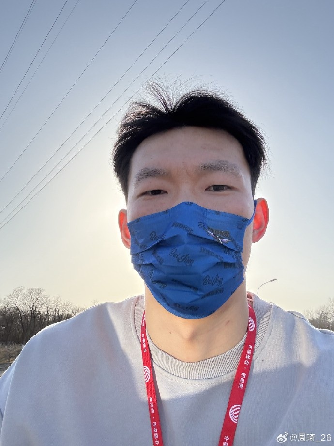 悠閑！周琦騎京牌電動(dòng)車出行：太陽出來了 開京牌兜兜風(fēng)！