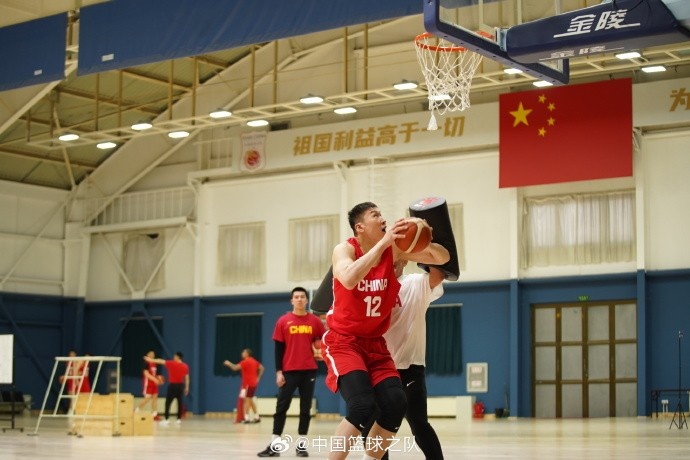 中國籃球之隊官博：大塊頭 大能量 祝李炎哲25歲生日快樂！