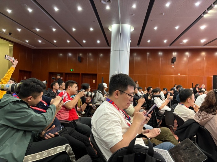 萬眾矚目！記者擠滿國足賽前新聞發(fā)布廳，賽場(chǎng)記者預(yù)計(jì)超300人