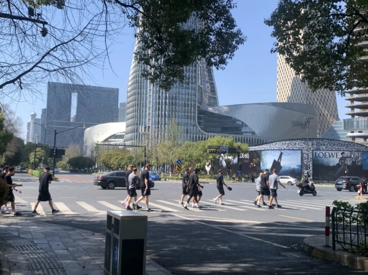 心態(tài)放松，有網(wǎng)友拍到澳大利亞隊(duì)早上在萬(wàn)象城citywalk