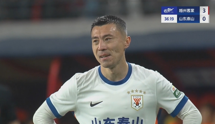 34分鐘0-3落后！36歲鄭錚苦笑36歲大雷沮喪 替補(bǔ)席黃政宇神態(tài)輕松