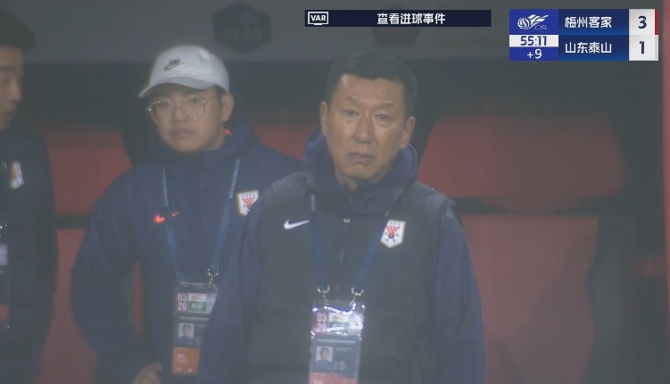 半場1-3落后遞補(bǔ)隊！場邊的崔康熙表情焦急