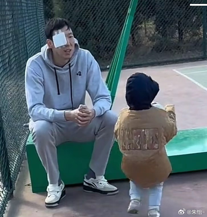 顧家好男人！記者曬出周琦手術后回歸家庭帶娃照片