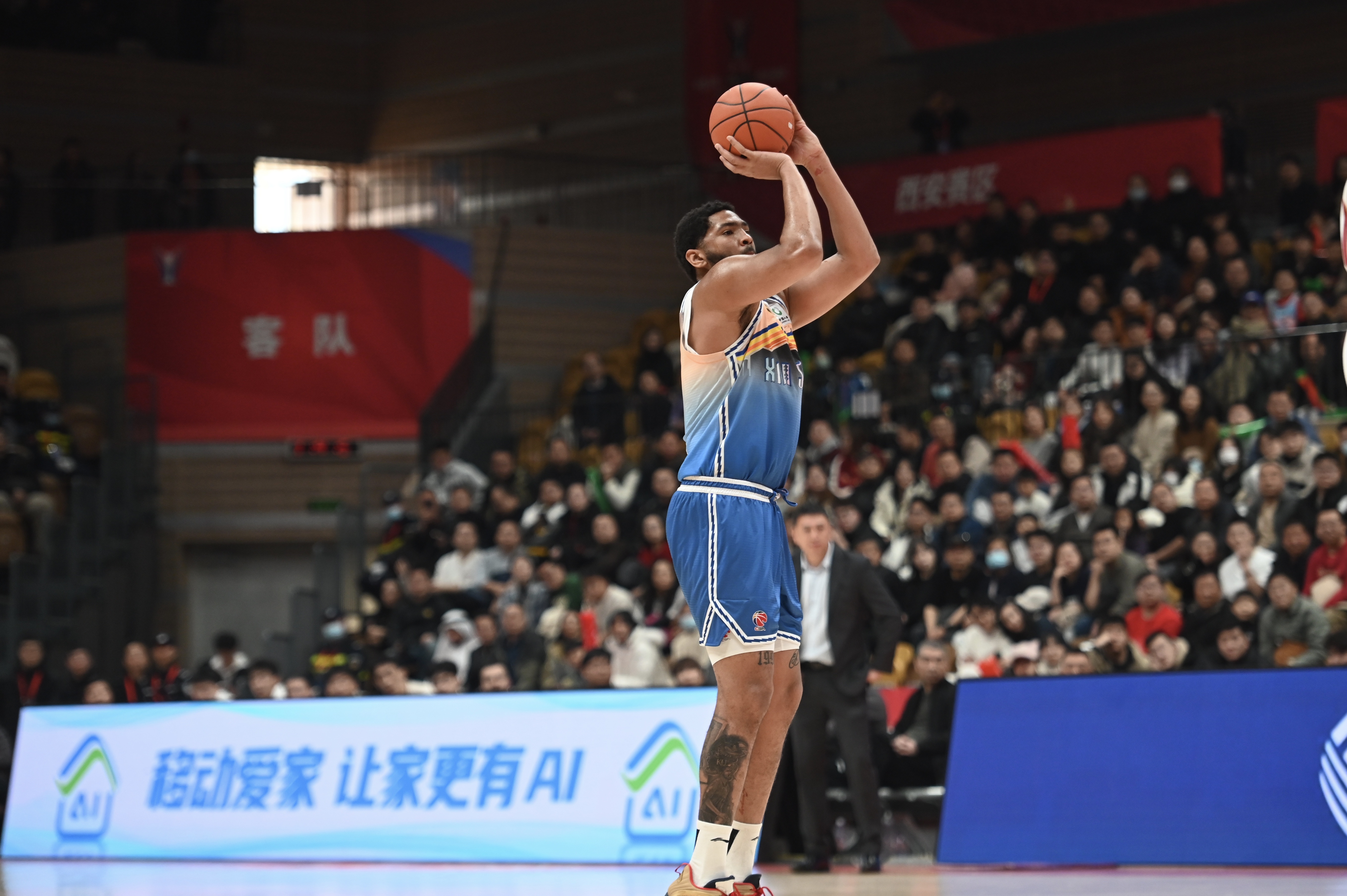 率先發(fā)力！新疆外援勞森首節(jié)7中5拿到11分 三分2中1