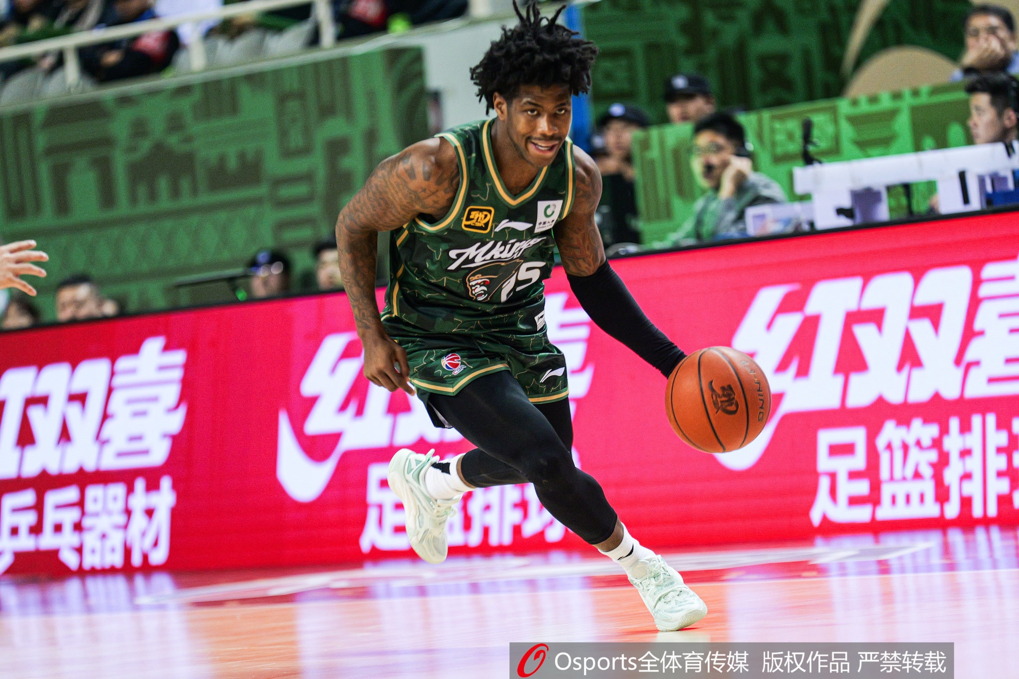 這外援猛得很！肯德里克-戴維斯16投12中&罰球18中15砍43分6板9助